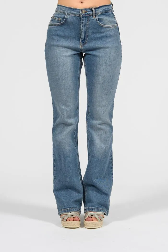 Elastic bootcut jeans.